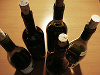 Mehrere geöffnete Weinflaschen