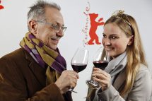 Weinprobe bei der Berlinale: Dieter Kosslick und die Deutsche Weinkoenigin Annika Strebel | Foto: Berlinale