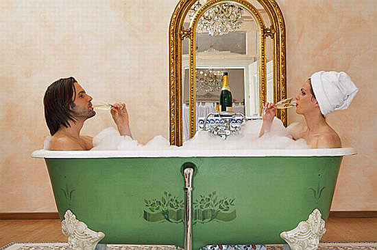 Junges Paar sitzt in der Badewanne und trinkt Champagner | Foto: The Cadogan Hotel